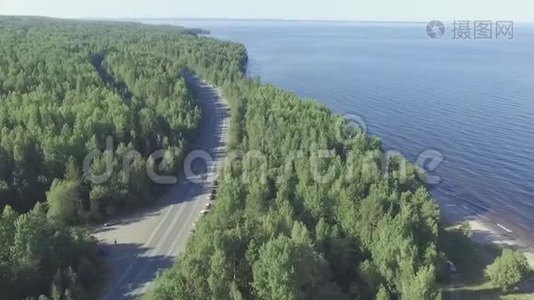 道路和湖景飞行前进不饱和视频