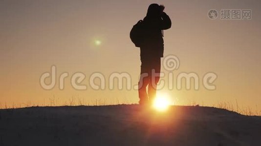 胜利商旅理念.. 男子旅行者在冬天的山上徒步旅行。 冬天在寒冷的雪天徒步旅行视频