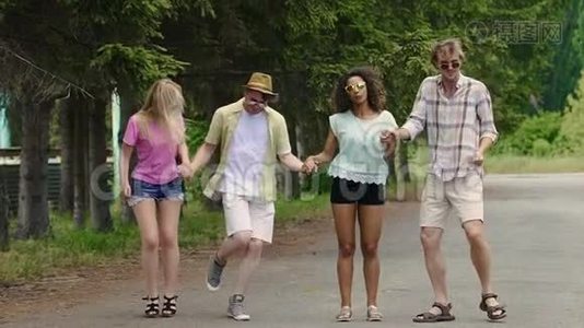 年轻快乐的朋友在公园里跳舞，在暑假里玩，年轻人视频