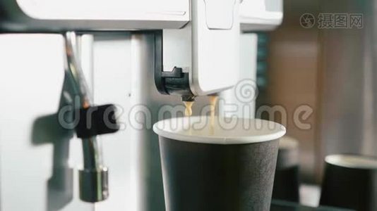 咖啡机煮咖啡的过程将咖啡倒入杯中视频