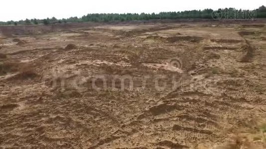 农村的采砂场。 场景。 以绿色植物和坑为背景的空黄采石场的俯视图视频