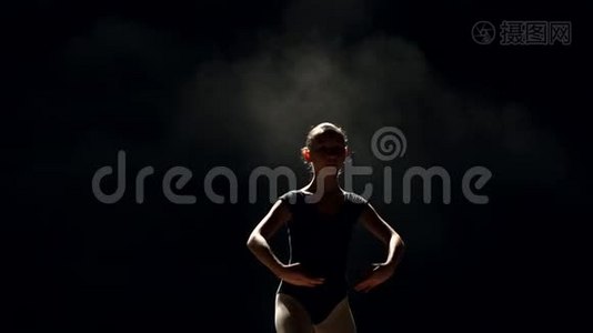 很年轻的芭蕾舞演员在黑色背景上摆姿势视频