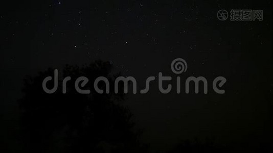 星空。 在黑暗的夜空中闪烁着星星。 时光流逝。 星空上的星斗.. 令人着迷的奇观视频