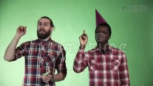 两个多元化的人庆祝圣诞节视频