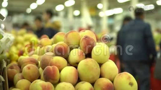 健康食品市场.. 人们都有背景。 前景中的一个桃子。视频