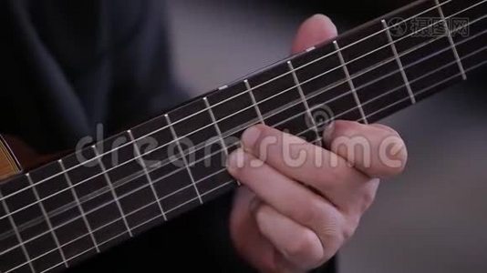 一名意大利男子用吉他在教堂演奏的特写镜头视频