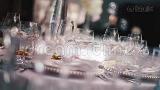 接待，在餐厅庆祝。用白花和美味食物装饰的白色大圆桌视频