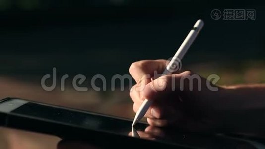 派克用手写笔在平板电脑上画一幅画视频
