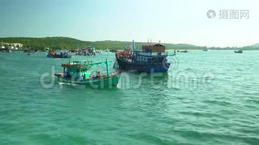 船在钓鱼时从码头浮起. 越南的小岛。 大量传统渔船视频