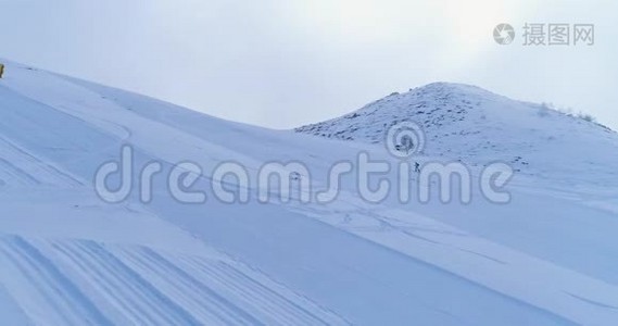 前方空中越冬雪山滑雪场，登山滑雪者走上登山。 雪视频