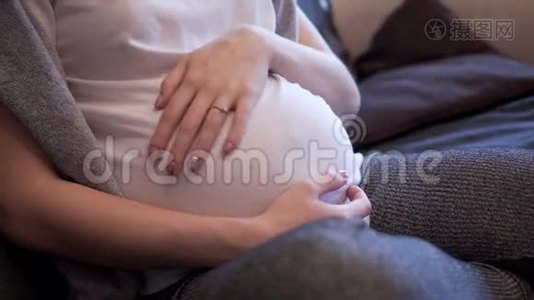 孕妇抚摸她的肚子视频