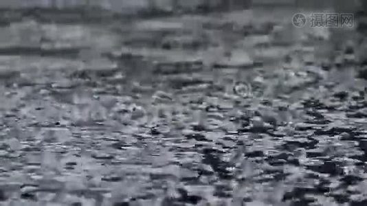 在雨天视频