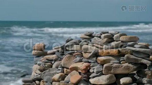 海岸海滩上的石头墙。视频