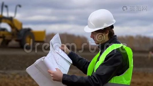 工人看在建道路背景图..视频