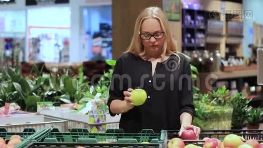 女孩在超市里选择蔬菜和水果视频