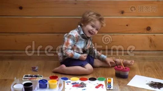 创造力和教育理念.. 画画。 快乐可爱的男孩给他的手涂上颜色。 做手指画。 艺术疗法视频