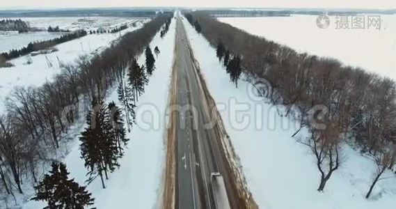 在冬天的路上。 冬季景观。视频