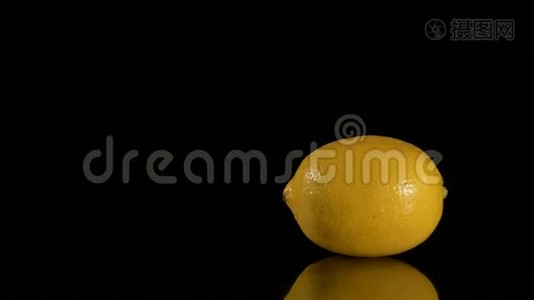 在黑石上手工切割柠檬的特写镜头视频