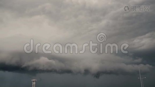 天空中有云。 雨云，时间流逝。 时光流逝。 雷雨。 雷暴视频