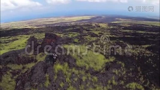 女人徒步旅行岩石景观视频