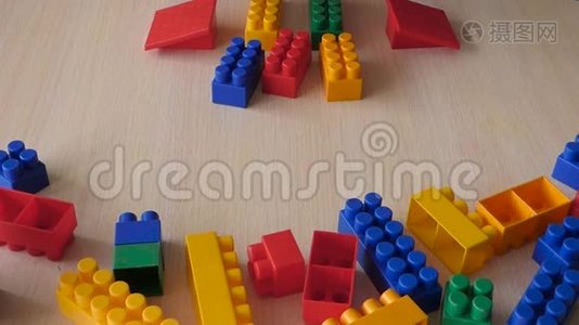 小孩用塑料砖建造玩具建筑视频