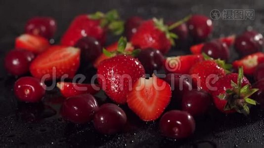 草莓和樱桃在水中溅到黑色视频