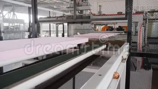 生产泡沫聚苯乙烯设备的工厂，输送线上发泡胶自动切割视频