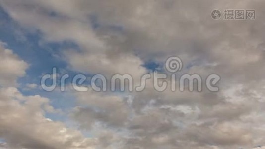 移动的深灰色云和蓝天背景3840x2160UHD4k的Tiime消失视频