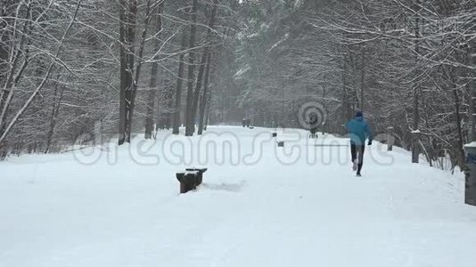 妈妈带着婴儿车走，跑步火车户外.. 4K视频