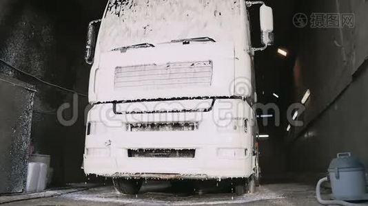 肥皂泡沫缓慢地从卡车上流下来视频