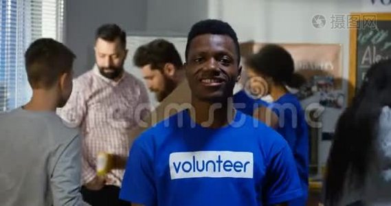 一位微笑的男性志愿者的肖像视频