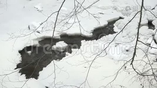 寒冷的雪冬里的河流视频