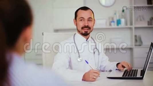 男医生在医院提供咨询视频