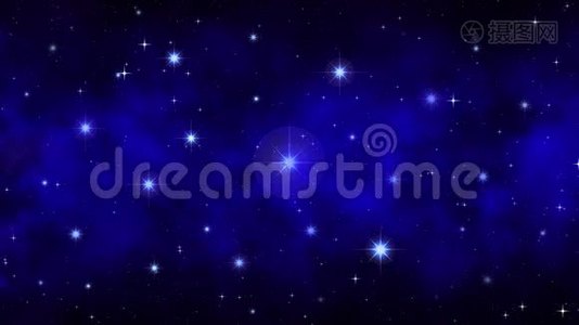 夜空中有移动的烟雾、雾、深蓝色动态空间背景明亮的大星星、移动的星云、无缝的环视频