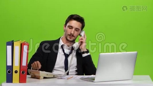 男人放松了办公室打电话。 绿色绿色视频