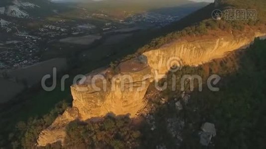 日落时森林山脉的俯视图。 中枪。 夏日的山景令人惊叹视频