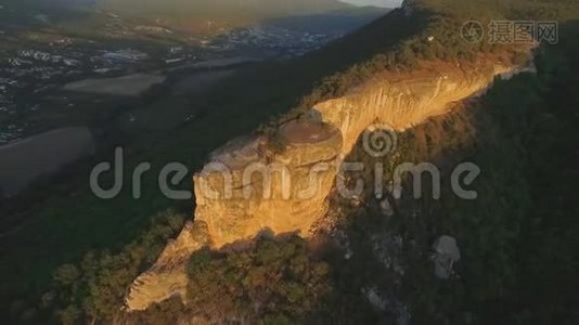 日落时森林山脉的俯视图。 中枪。 夏日的山景令人惊叹视频