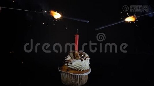 生日会盛宴庆祝理念.. 一个黑蜡烛的纸杯蛋糕。 烟火。 燃烧着烟雾的火花视频
