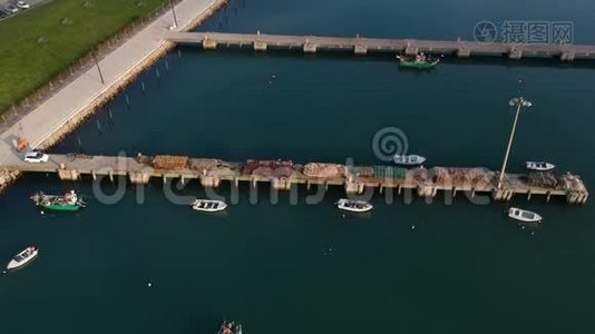 葡萄牙渔船和渔网在阳光下晒干的渔港空中拍摄视频
