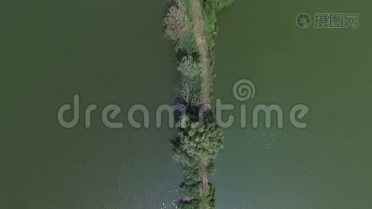Dnipro河上有一条路的直藤床的空中射击视频