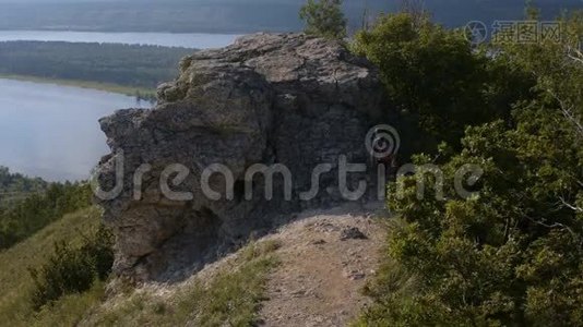 夏天在山里远足。 一个年轻人爬山。 路线的最后一点视频