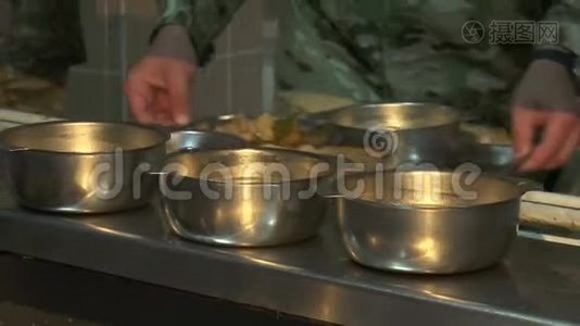 军人在餐厅里接受食物视频