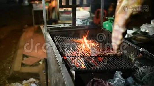 把猪肉烤在口水上，夜市视频