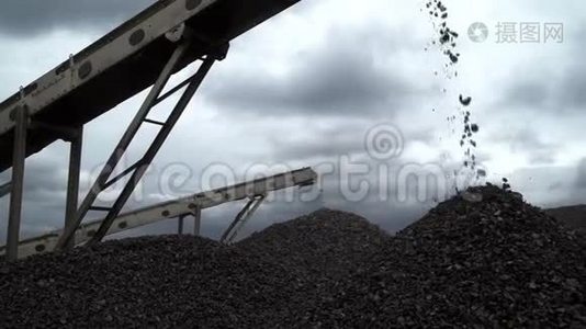 煤矿皮带输送机上大块煤块的特写镜头视频