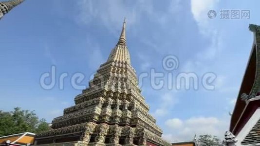 泰国曼谷佛寺有蓝天的古塔视频