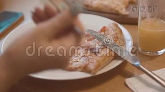 在一个咖啡馆的慢动作视频中，一片披萨躺在盘子里。 快速生活方式披萨食品概念视频