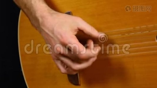 男人用古典吉他手指。视频