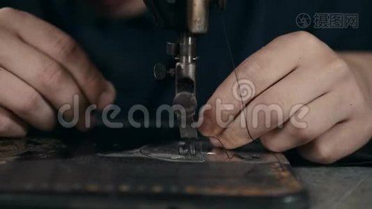 鞋匠在车间做皮鞋。 男士特写镜头机器宏胶厂靴子手工制作视频