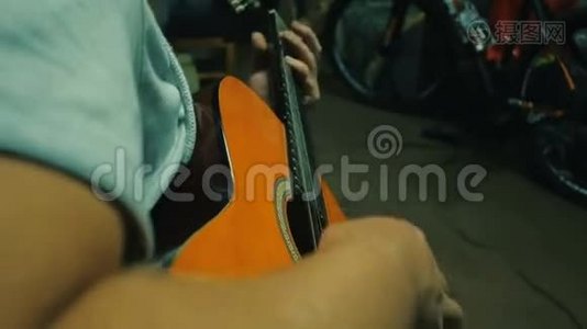 在录音室弹吉他的人。路肩视图视频