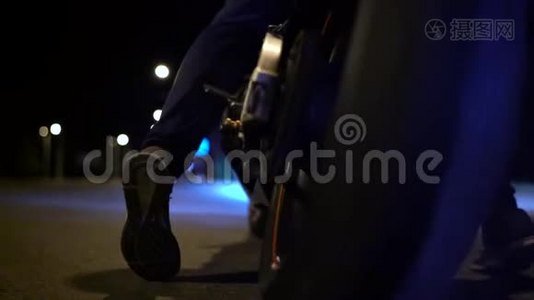 一个晚上在城市道路上骑摩托车的人正在疲劳。 慢动作视频